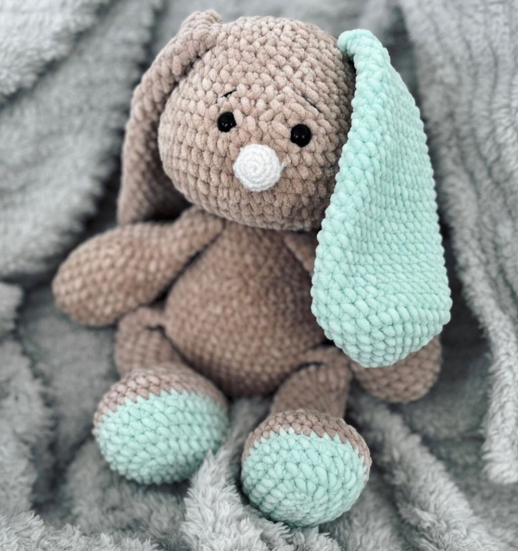 Hase mit buntem Ohr