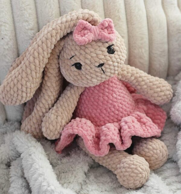 Hase mit Rock und Spieluhr